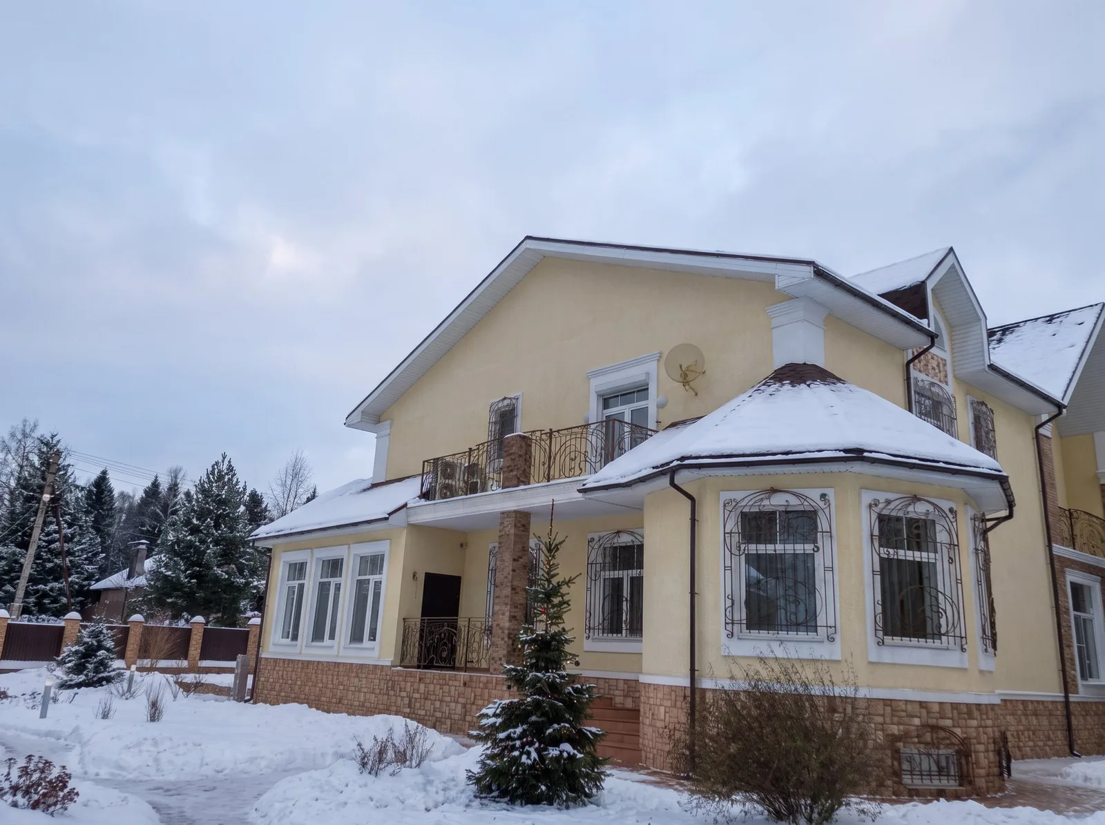 Загородный дом днём, до монтажа подсветки